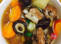 胡萝卜香菇土豆排骨汤的做法图解6