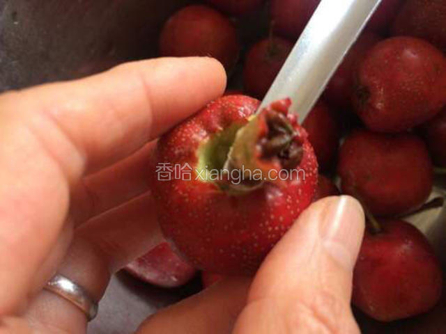 用汤匙把儿挖出顶部的花；
