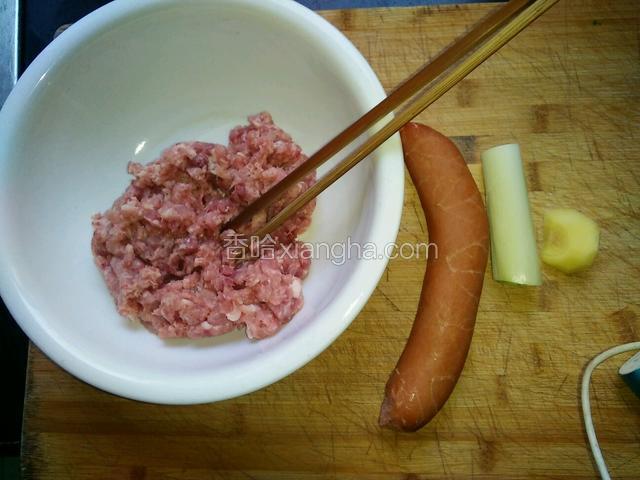 在蒸米时，准备肉丸馅，葱、姜切末。
