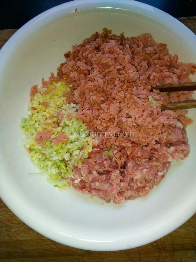 因为用的是蒜香肠，所以不用加蒜，把肠衣剥去，用刀碾碎，也剁成泥。

加入两个蛋清，搅拌上劲。