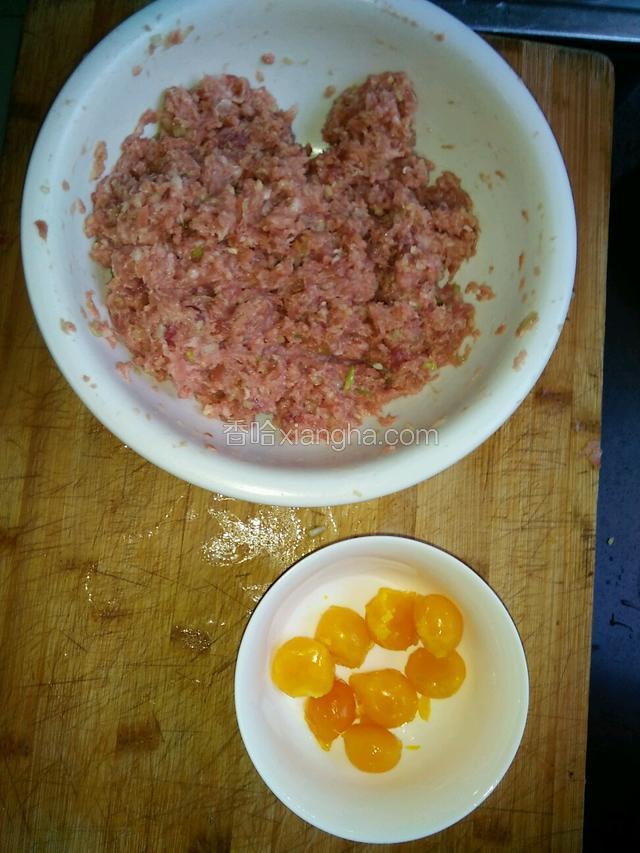 开始先包咸鸭蛋黄，