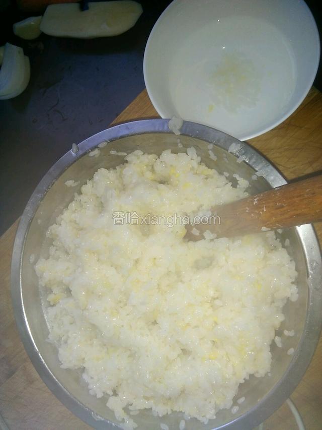 趁热用面杖的一端将盆中的熟糯米捶碎，大概1/3就可以，你会闻到鸡蛋黄的香味。
这就是制作糯米丸的皮料。