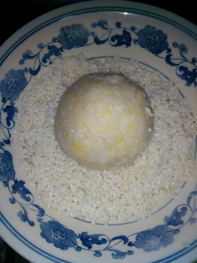 趁热放入剩生糯米中用手滚圆。