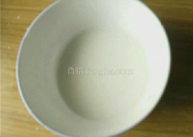 碗里加些玉米淀粉，用清水兑成不稠也不稀的水淀粉