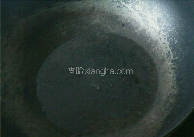 玉米烙好后，坐锅烧油，火不宜太大