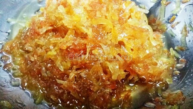 再熬的过程中，最好在一边搅拌，不然会粘锅，等熬到柚子慢慢变透明了就差不多了，我熬了一个半小时，水分慢慢黏稠了就可以关火了