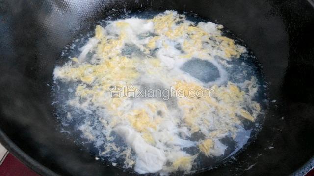 锅中放约三碗水烧开后直接把鸡蛋打进去，快速用筷子搅拌成蛋花。