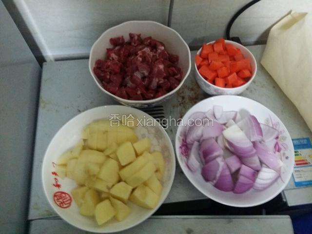将牛肉，土豆，胡萝卜，洋葱洗净后切丁备用，1-2公分左右。
注意:牛肉洗好一定要控水控干净。
经验:刀工好的可以再切小点，本人刀工就这样，大小不一。不过喜欢吃土豆块的可以把土豆再切大点，我这么大的块等做完化的也找不到土豆块了，喜欢土豆泥的可以再小点。洋葱要再小点，我这个太大了，做完烂烂糊糊一条一条的，不如干脆切碎跟酱一样，当然，我是切不碎的。