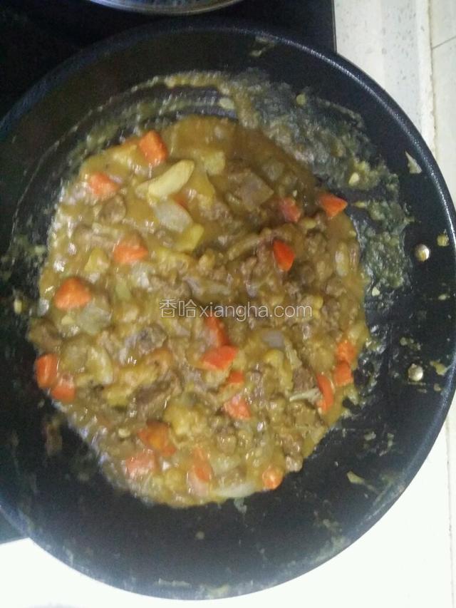 把火关了，加入咖喱膏，搅拌均匀，有牛奶和椰汁也可以加，据说可以让汤汁更浓郁丝滑吧，反正我没加。搅拌好后，开火用小火炖，时间自己掌握，炖到牛肉够烂自己咬的动就行。出锅应该不用再加盐，口味重的想加什么随便。