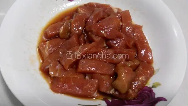 把瘦肉切条状，放入一个蛋清，一勺生抽，一勺料酒，少许盐和鸡精抓匀后腌制二十分钟。
