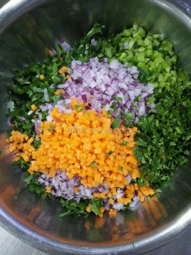 将食材算不切碎（不要剁）放在一起