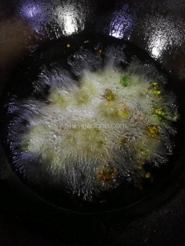 锅烧油（油温不要高，5成高）依次下入丸子炸
