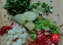 扁鱼烧毛豆的做法图解1