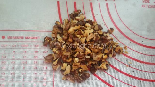 生核桃仁放入烤箱180度烤1分钟，凉后切碎备用