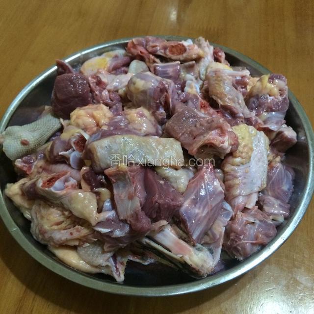 鹅洗净，改刀斩块