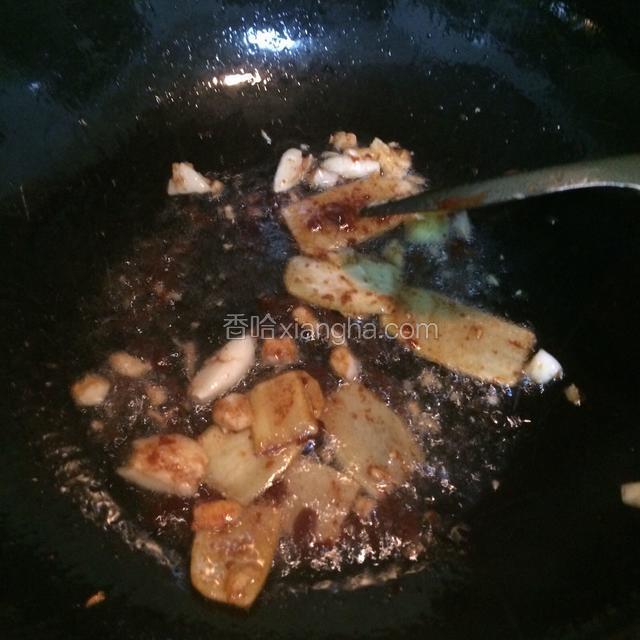 另起锅热油，把姜蒜爆香