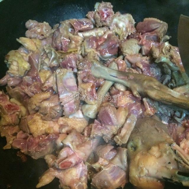 下鹅肉煸炒，加入生抽和蚝油，继续翻炒至鹅肉变色