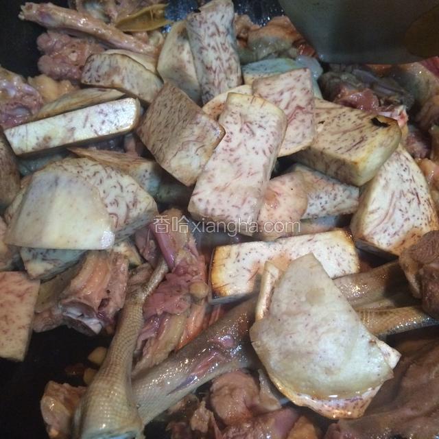 下煎好的香芋，加三碗水，煮18分钟