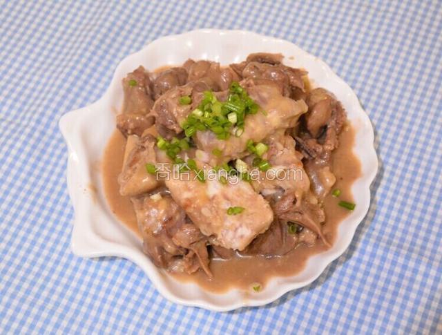 出锅，撒葱花，香芋汁泥糯滑口香甜，鹅肉Q弹好吃