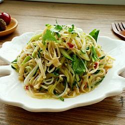 凉拌黄瓜粉丝金针菇的做法[图]