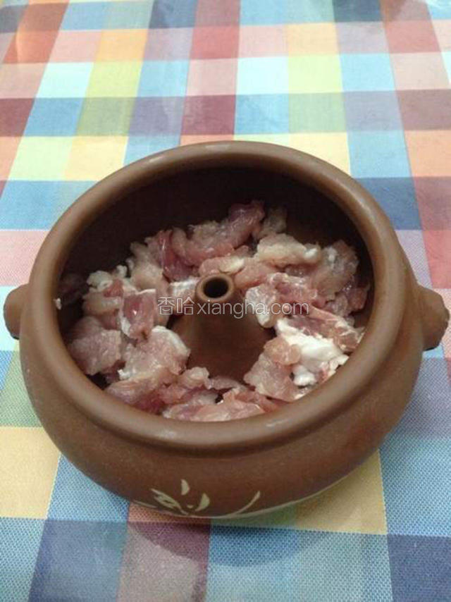 瘦肉洗净切小片，平铺放入汽锅