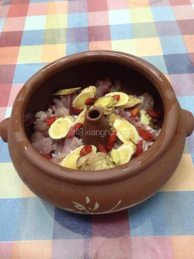 黄芪平铺瘦肉上，并撒上枸杞并适量加些生姜