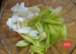百合西芹拌腰果的做法图解1