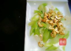 百合西芹拌腰果的做法图解3