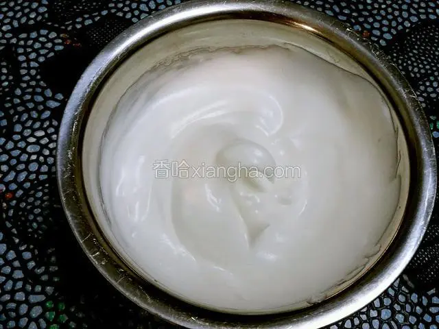 （此時預熱烤箱）蛋白加入檸檬汁，打發的蛋白分三次加入糖，打發至蛋白霜拉起呈小彎勾狀態