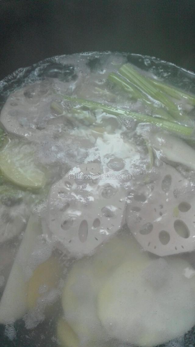 随即加入适量盐，均匀搅拌。