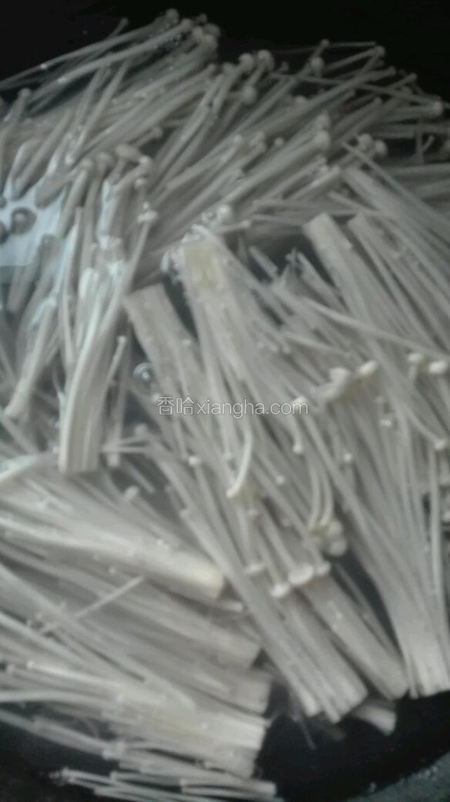将金针菇放入汤水中进行煮，约10分钟。煮好后，盛入土豆藕芹菜之上。