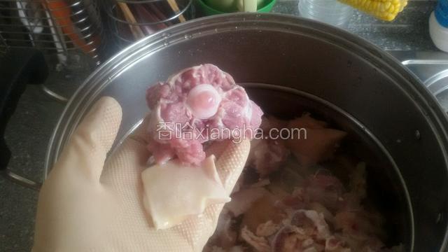 新鲜牛尾洗净剁成段，放入凉水中反复吃掉血水