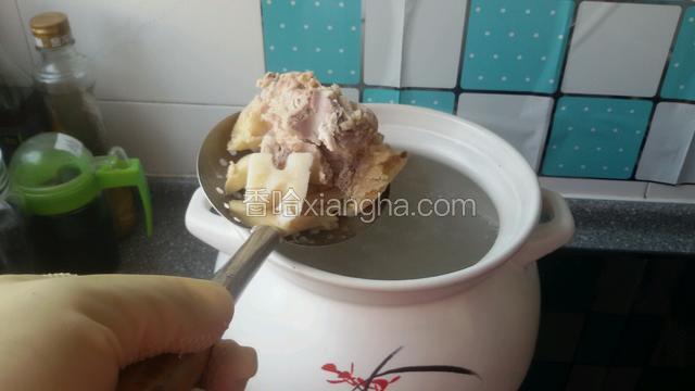 焯过水的牛尾和莲藕，放入砂锅中