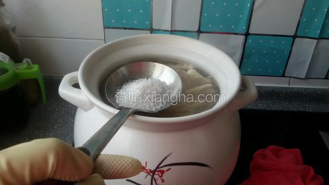 先放入半勺粗盐