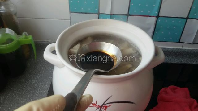 在放半勺老抽酱油