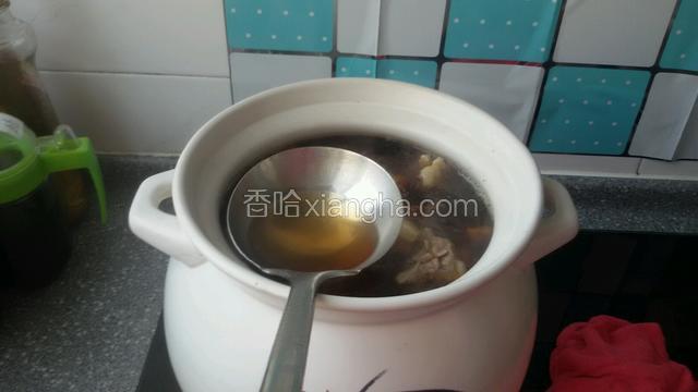 然后放入半勺料酒