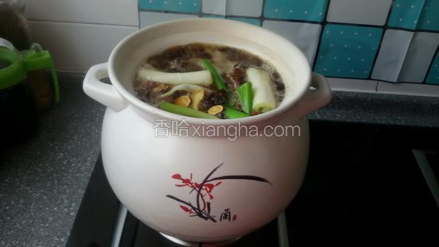 最后把所有调味料一同放入