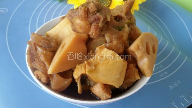 时间到牛尾肉烂，莲藕入味，汤汁浓稠美味煲出来