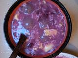 黑糯米芝麻馅汤圆煮紫薯甜酒鸡蛋的做法[图]