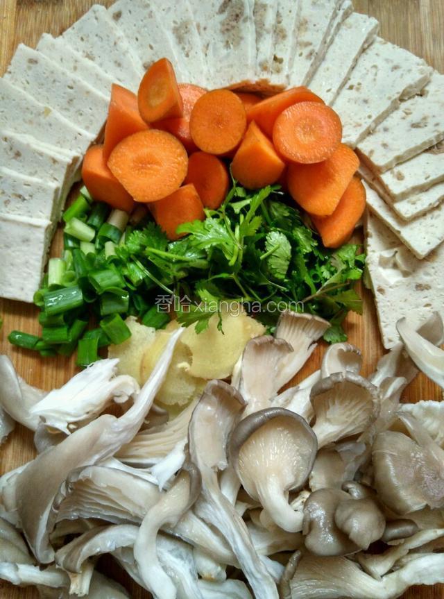 备料：肉燕、姜切片，红萝卜切块。葱、香菜切段。平菇撕小块。（所有食材都是洗干净的。）