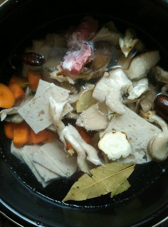 压力锅中加1000ml水。（水可以根据自己的食量添加，水少汤浓，水多汤清淡。）