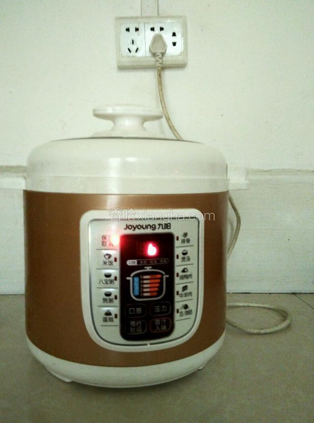 压力锅两个小时候自动调到保温，自动排气。