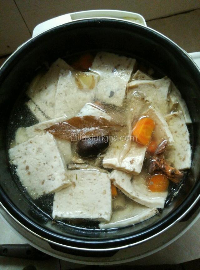 拍气完成自动报警，可以打开锅盖。哇！肉燕都漂上来了，一锅香气扑鼻的排骨肉燕汤可以出锅了，盛出时加点香菜和葱花，可根据自己口味加点调料更美味。