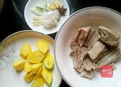 胡萝卜羊排汤的做法图解1