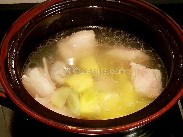 煮四十分钟用筷子能轻松扎透羊肉就可以放入胡萝卜，加盐调味
