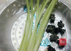 芹菜炒木耳的做法图解1