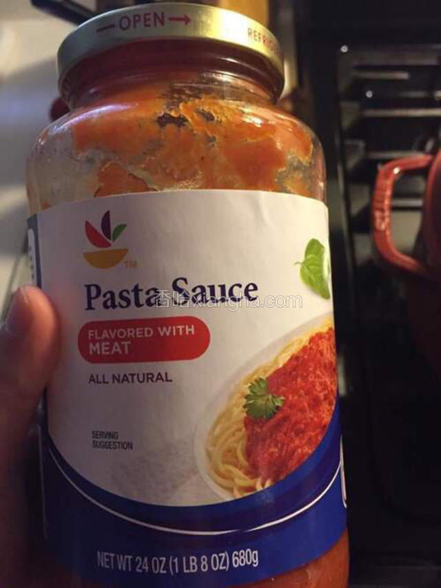 准备好意大利面酱和牛肉