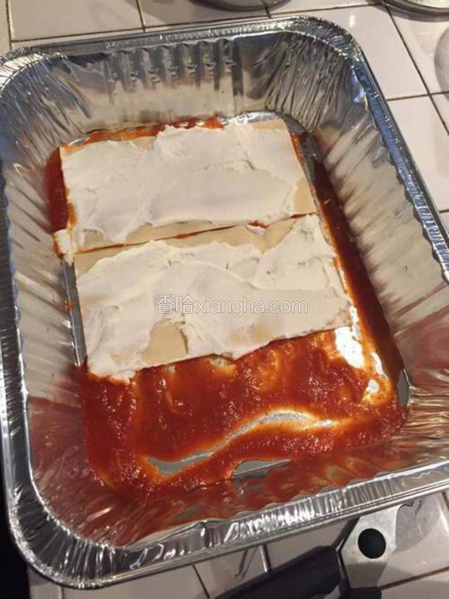 锡纸盒内底抹上意面番茄酱，放入意大利宽面条lasagne，上面抹上牛奶cheese