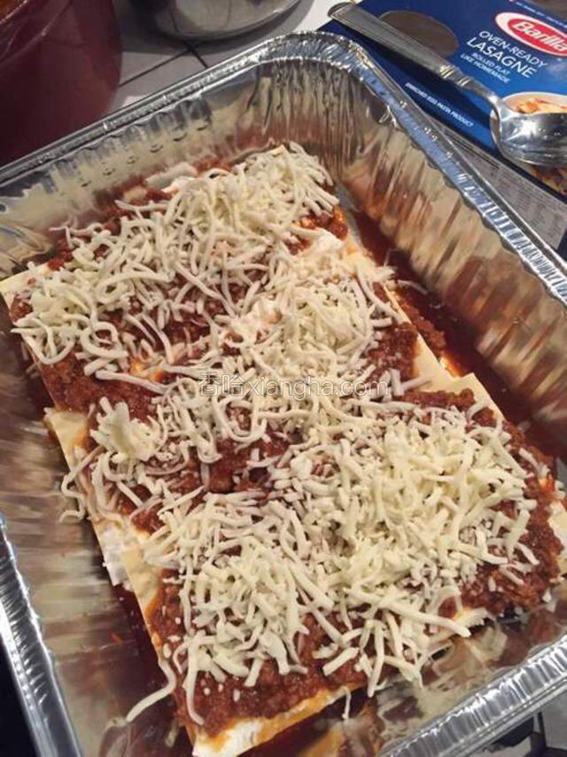 再加一层宽面条，不过要先抹上牛奶cheese向下盖上