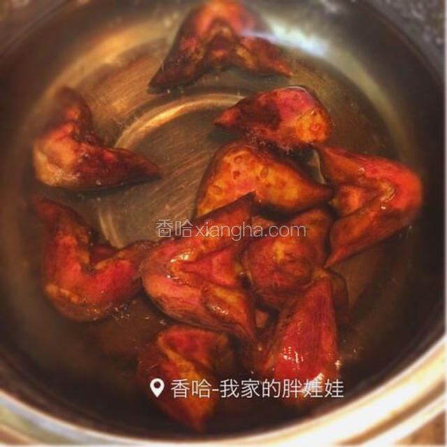 菱角先用清水洗净，然后在开锅了的水里加些盐，把菱角放进去煮8分钟。